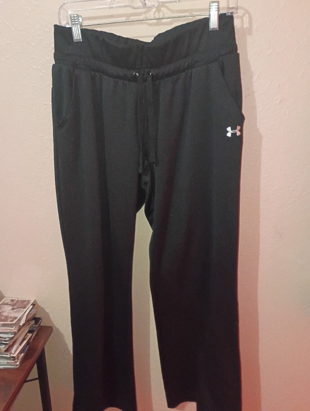 Under Armour Size Large Black Drawstring Track Pants with Logo